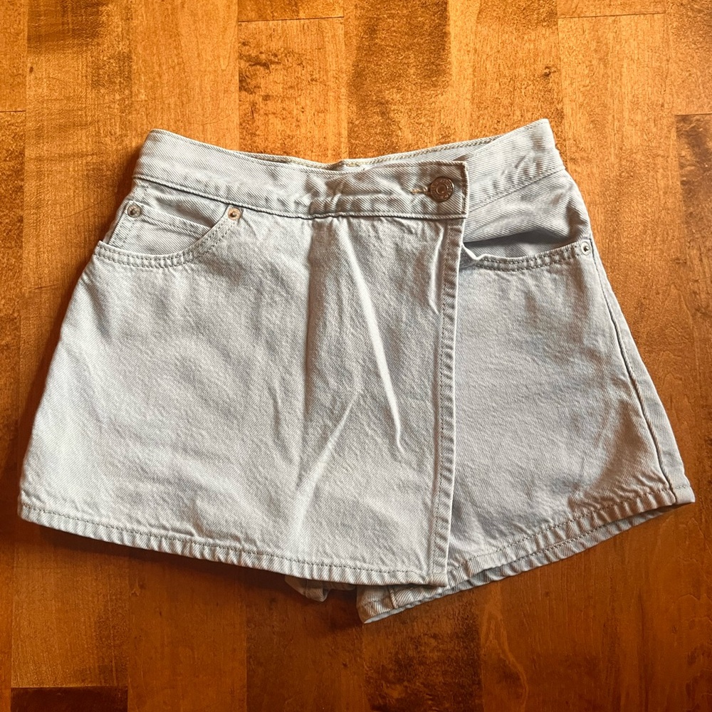 Levi’s children light denim skort.